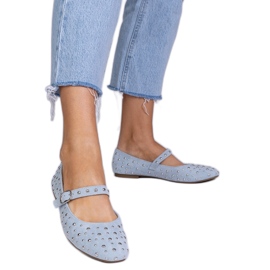 Ballerines bleues avec des clous et des boucles