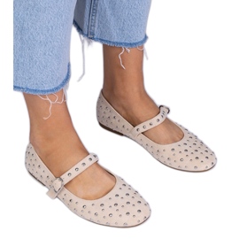 Ballerines beiges avec des clous et des boucles