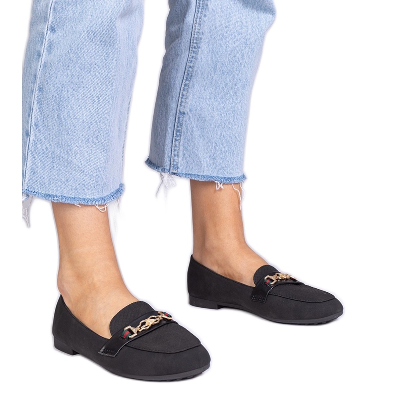 Mocassins noirs avec une finition mate avec une décoration dorée le noir