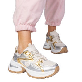 Baskets sportives dorées sur une semelle épaisse