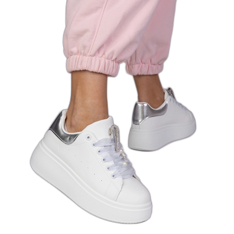 Baskets blanches avec un insert en argent et une épingle avec des zircons