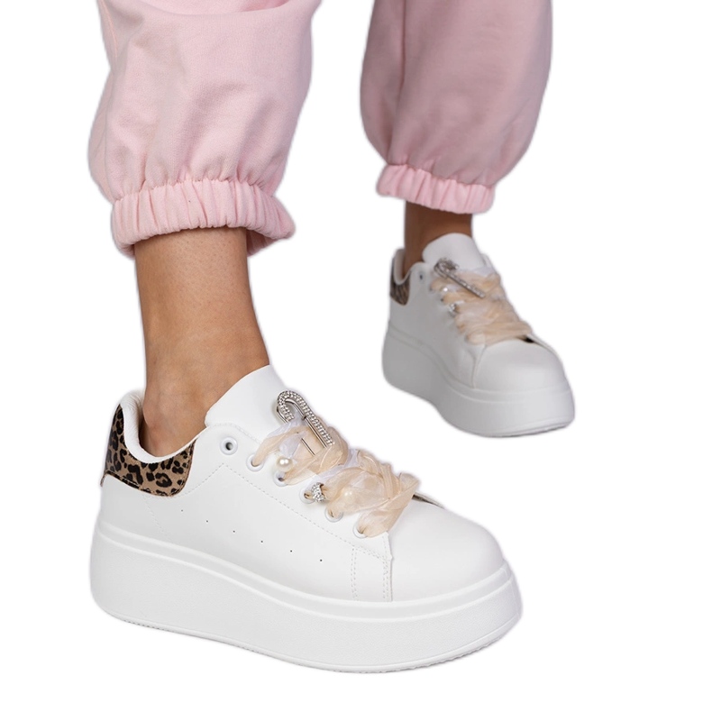 Baskets blanches avec un insert léopard et une épingle en zircon