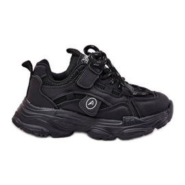 Baskets pour enfants sur la plate-forme noire