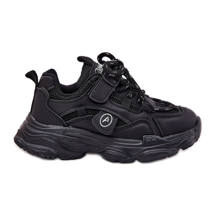 Baskets pour enfants sur la plate-forme noire le noir