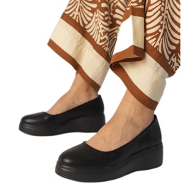 Chaussures noires sur la plate-forme écologique le noir