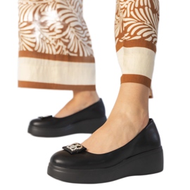 Chaussures noires sur la plate-forme avec une décoration de zircon le noir