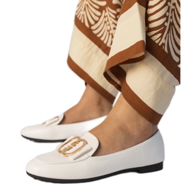 Mocassins blancs avec une décoration dorée blanche