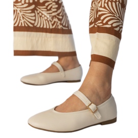 Ballerines féminines beiges avec une boucle