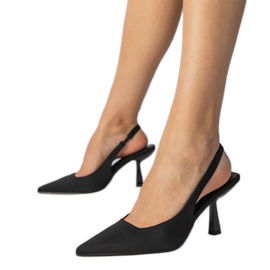 Pompes en satin noir avec un talon ouvert