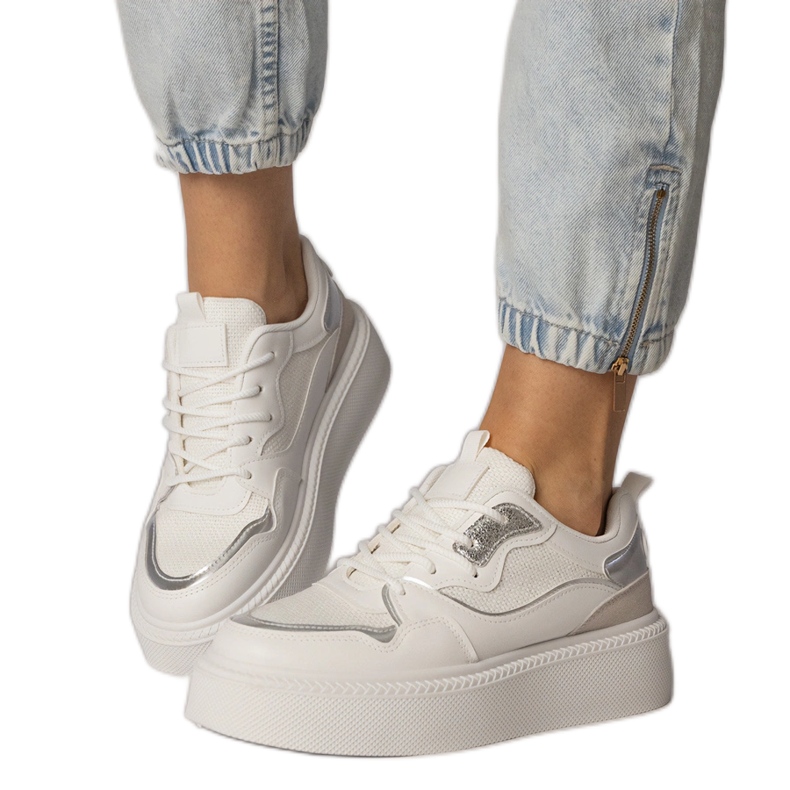 Baskets blanches avec un insert de matériau