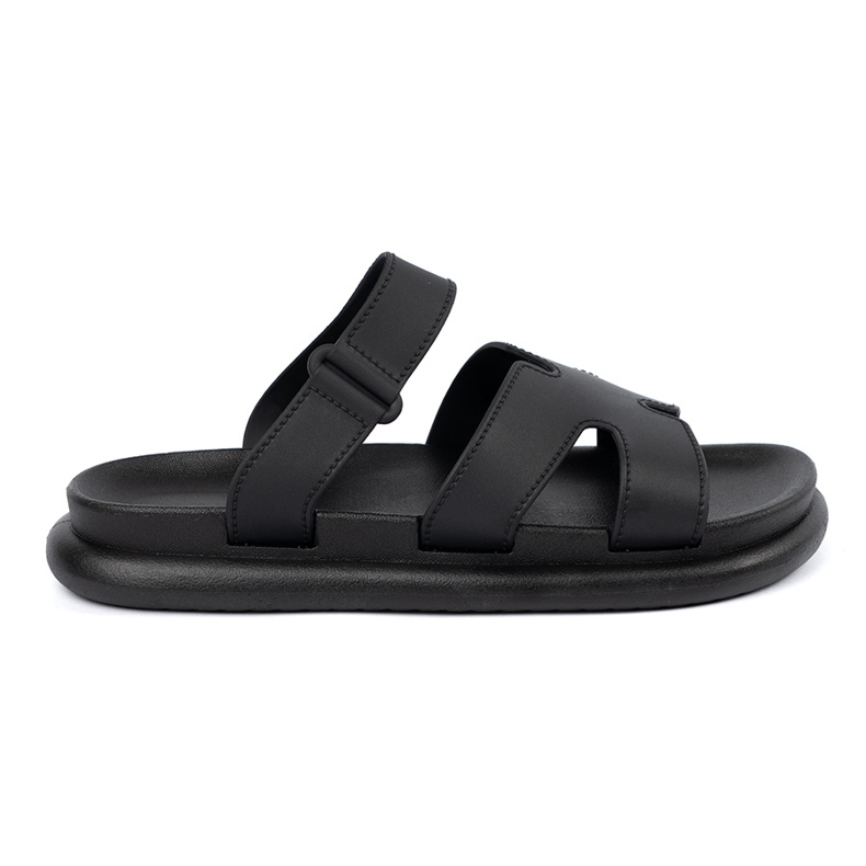 Seastar Les tongs des femmes noires sur une semelle plate le noir