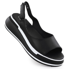 Sandales en cuir féminine sur des quartiers noirs T.Sokolski L25-247