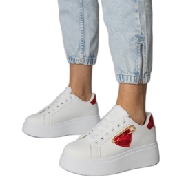 Baskets blanches avec un cœur rouge Baskets blanches avec un cœur rouge