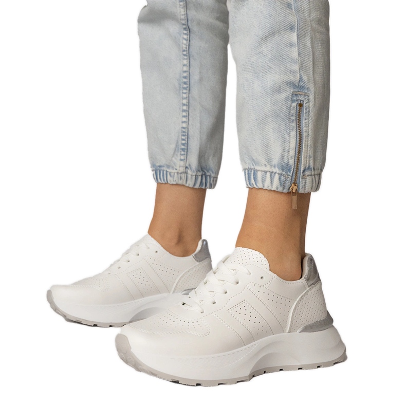 Baskets sportives blanches avec un insert en argent