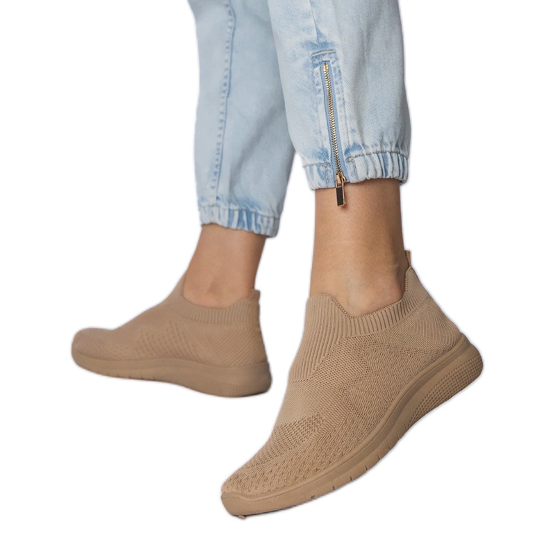 Baskets sportives beiges avec une tige de chaussette