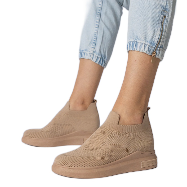 Chaussettes brunes glissantes baskets