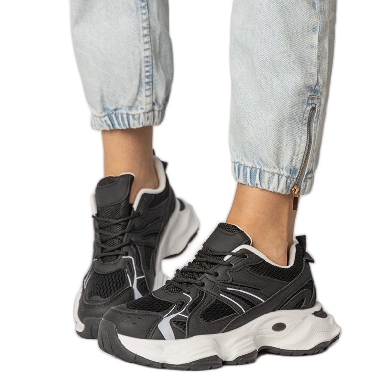 Baskets sportives noires sur une semelle massive le noir