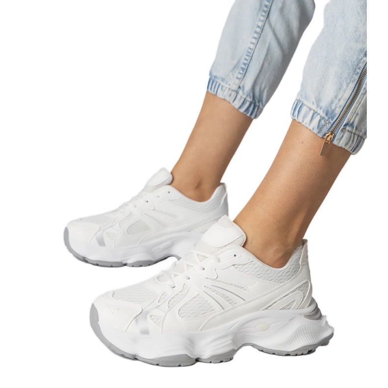 Baskets de sport blanches à semelle massive