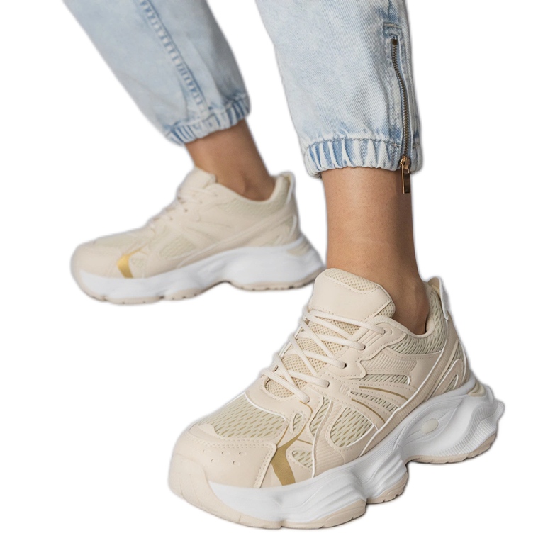 Des baskets sportives beige sur une semelle massive