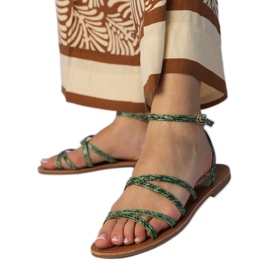Sandales vertes sur une semelle plate