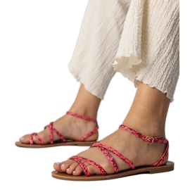 Sandales roses sur une semelle plate