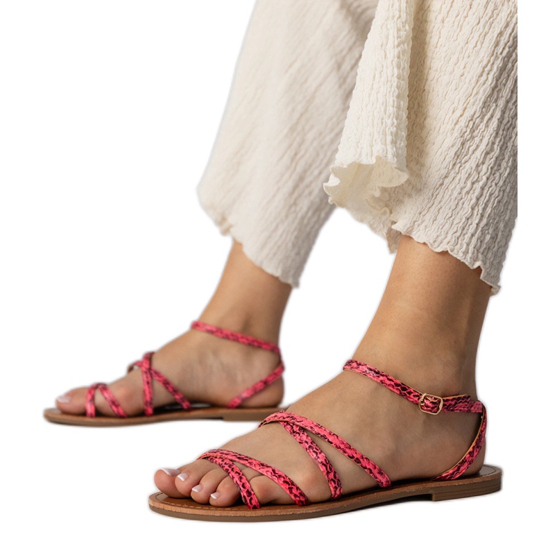Sandales roses sur une semelle plate