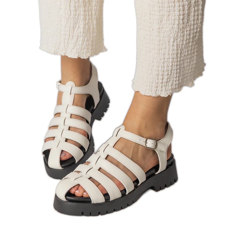 Sandales blanches sur la plate-forme avec une ligne de doigt