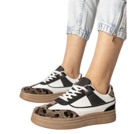Baskets en noir et blanc avec un accessoire léopard blanche