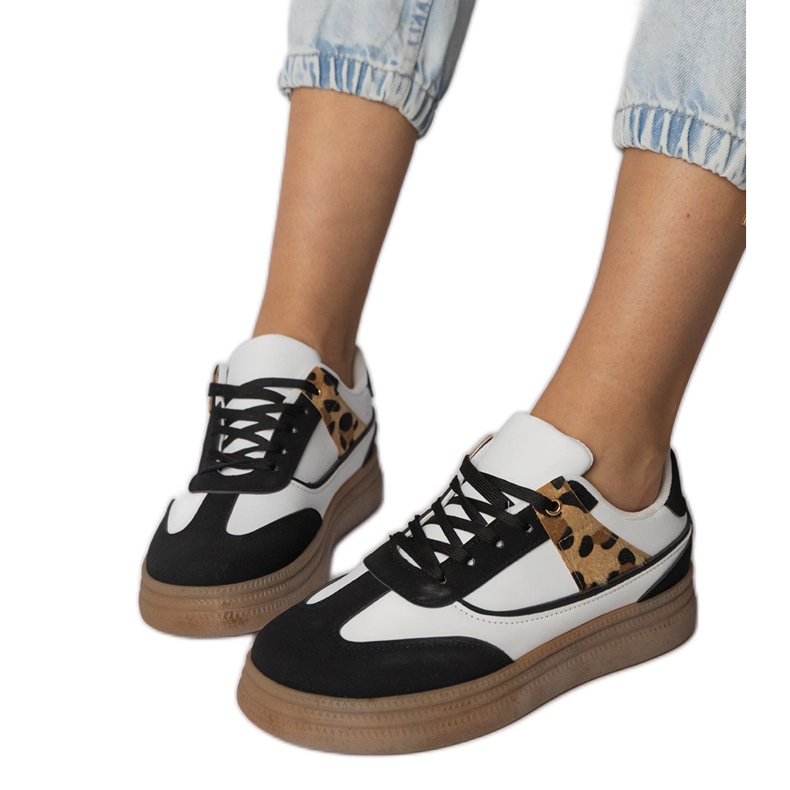 Baskets blanches et blanches avec un accessoire léopard