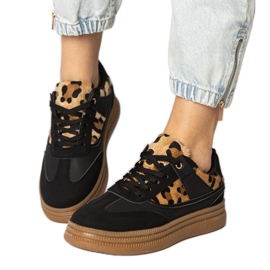 Baskets noires avec un accessoire léopard le noir