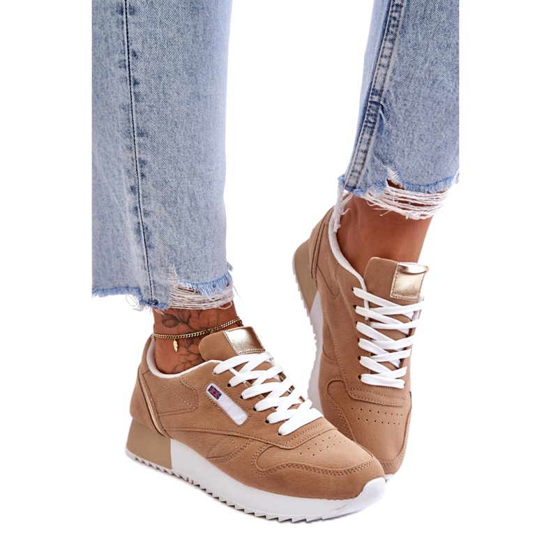 Les chaussures de sport Eco-Dire à lacets sur la plate-forme beige