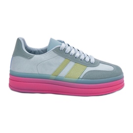 Baskets basses sur la plate-forme bleue