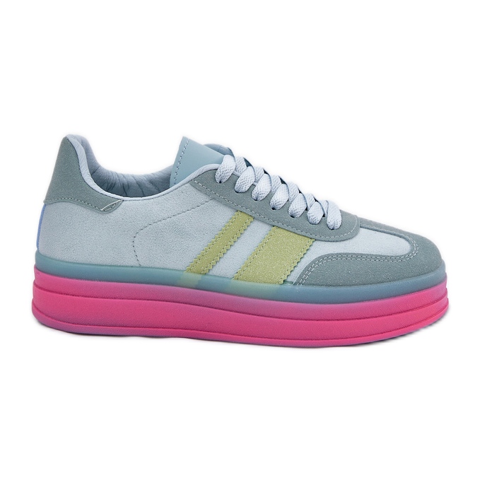 Baskets basses sur la plate-forme bleue