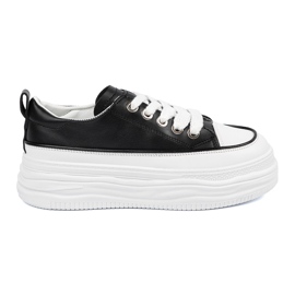 Baskets en noir et blanc sur la plate-forme le noir