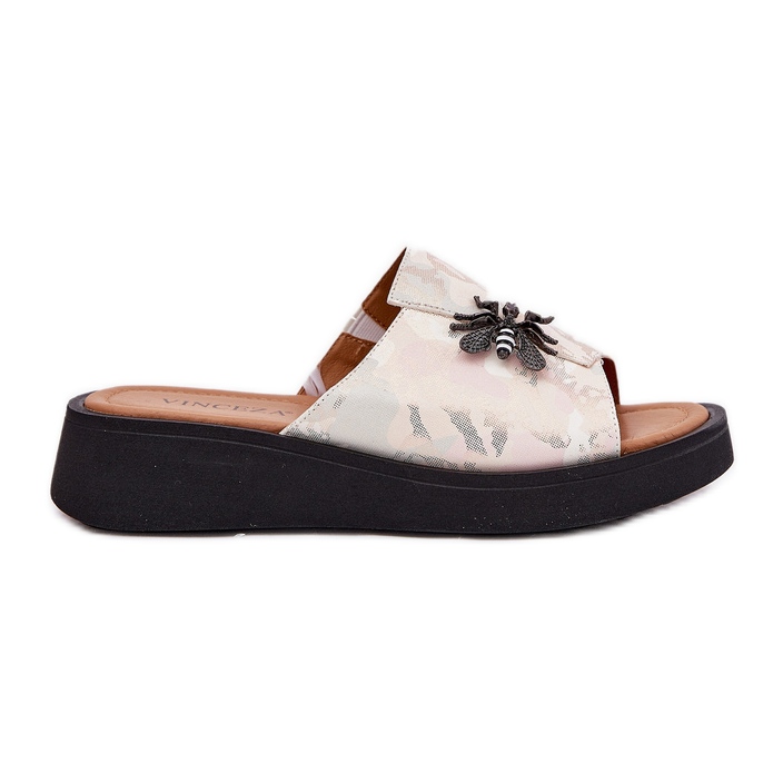 Slippers en cuir féminin avec une broche beige Vinceza 66752