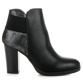 Vinceza Bottes sur le poste noir