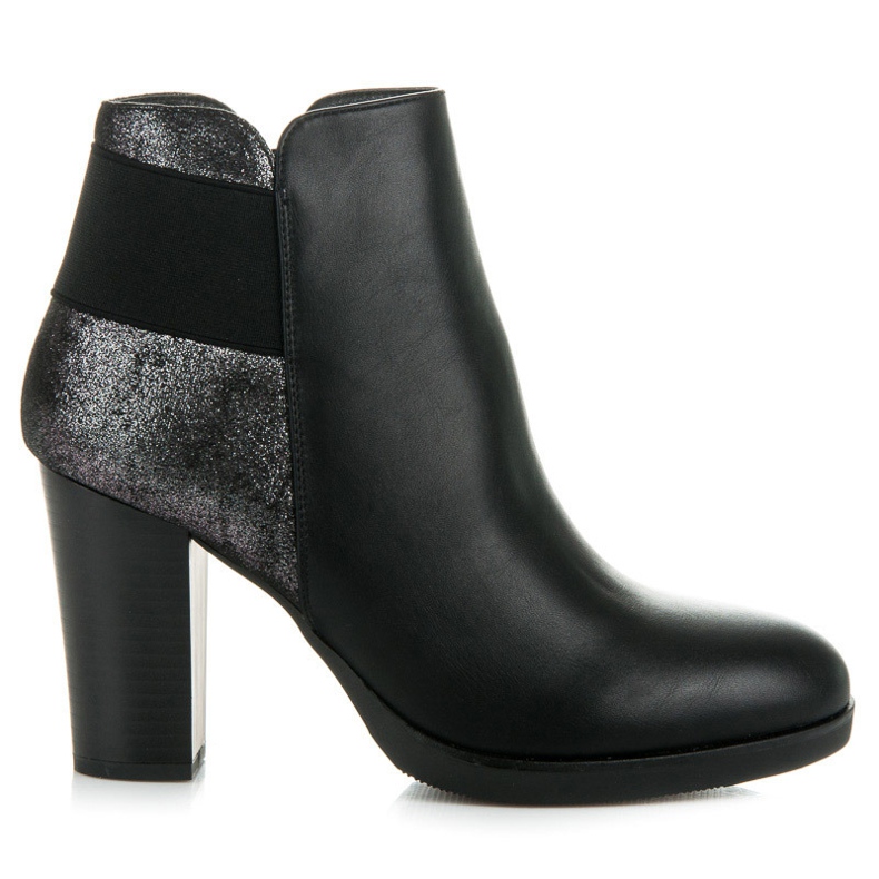 Vinceza Bottes sur le poste le noir