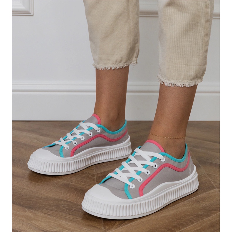 Sneakers des femmes grises sur la plate-forme Sneakers des femmes grises sur la plate-forme