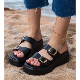 Les tongs noirs avec des pinces sur les rayures le noir