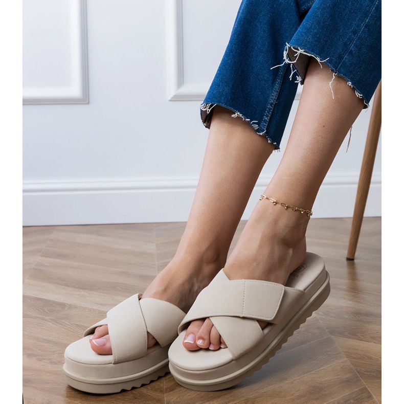 Volets beige avec rayures sur la plate-forme