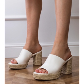 Espadrilles blanches sur le poteau