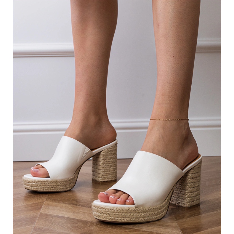 Espadrilles blanches sur le poteau Espadrilles blanches sur le poteau