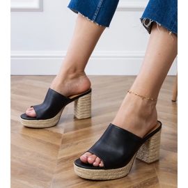 Espadrilles noires sur le post