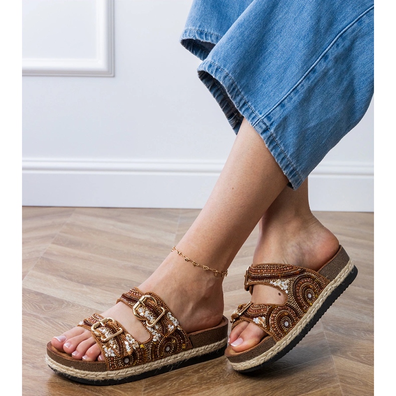 Les tongs ethniques bruns avec des pinces sur les rayures