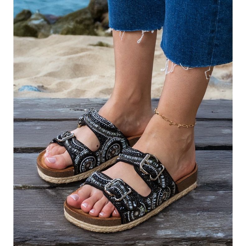 Les tongs ethniques noirs avec des pinces sur les rayures le noir