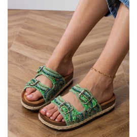 Les tongs ethniques verts avec des pinces sur les rayures