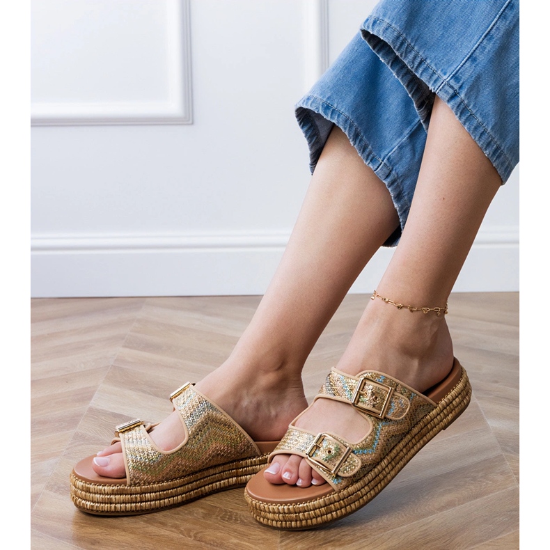 Les tongs dorés avec des pinces sur les rayures d'or Les tongs dorés avec des pinces sur les rayures d'or