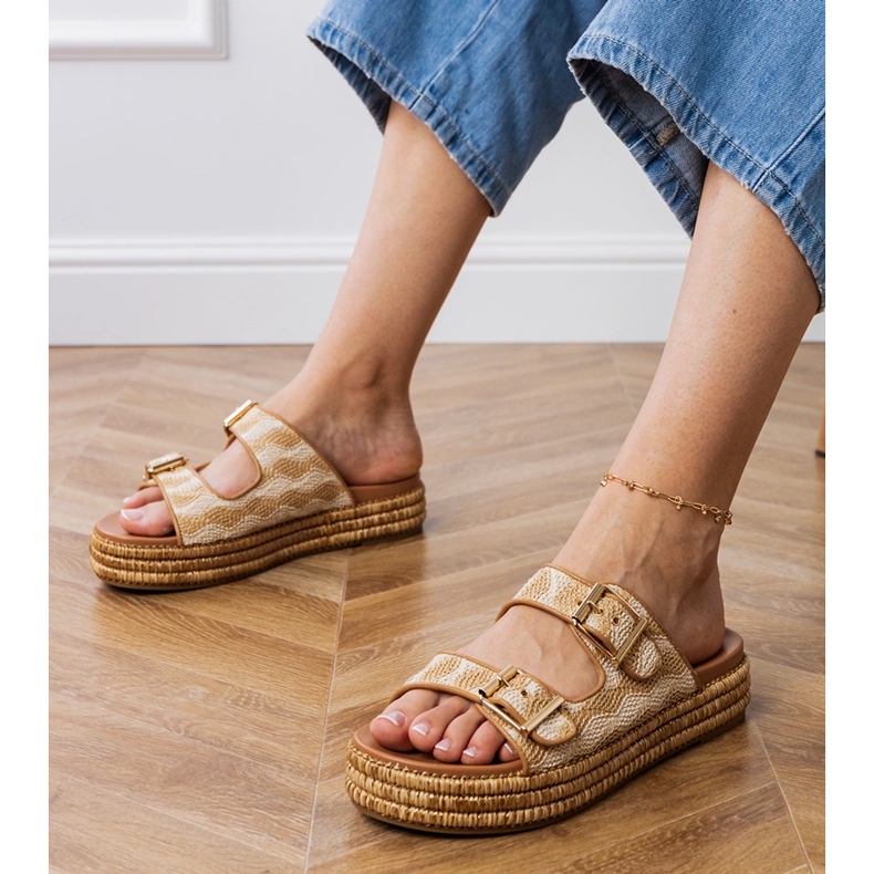 Volets beige avec des pinces sur les rayures