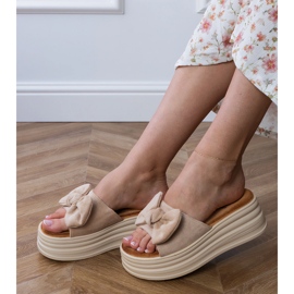 Les tongs bruns sur la plate-forme avec un arc