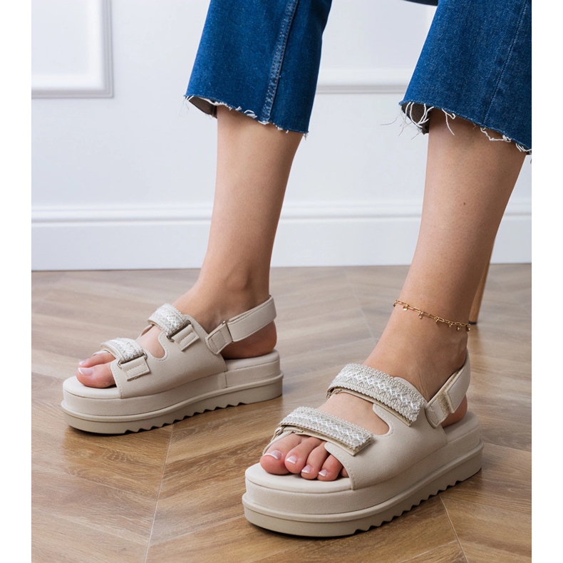Sandales beiges avec des rayures brodées sur la plate-forme
